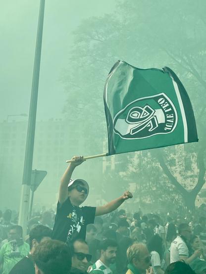 kid holding a Juve Leo flag in the middle of Sporting Clube de Portugal celebrations