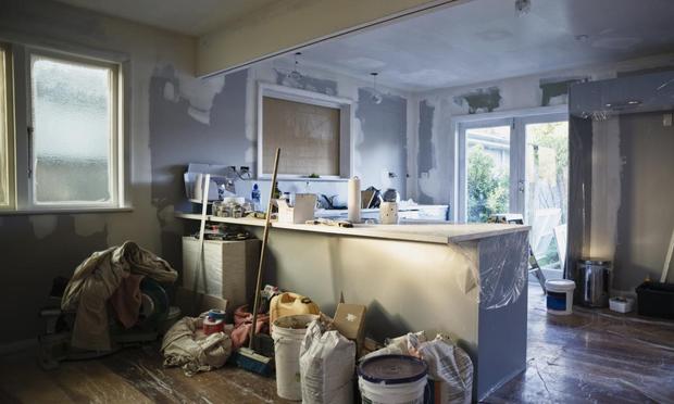 Cocina en construcción durante la remodelación. (Donald Iain Smith/Blend Images)