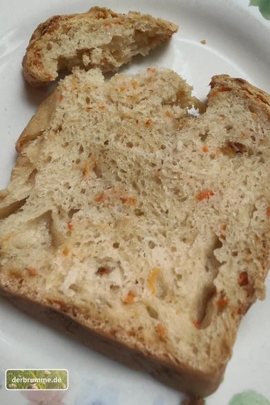 Eine aufgeschnittene Scheibe Möhrenbrot. Ja, es ist tatsächlich so lecker wie's aussieht.