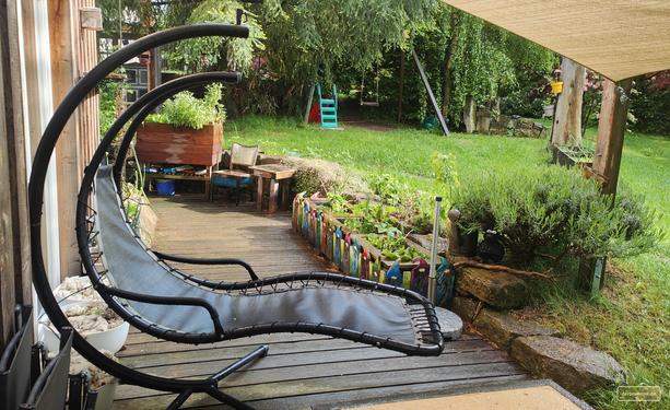 Eine verregnete Terrasse mit einer Schwebe- bzw. Hängeliege