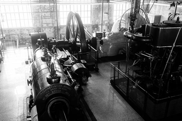 Steam engine driving a centrifugal water pump.