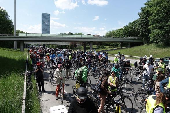 Tausende von Radfahrern warten auf dem mittleren Ring darauf, dass es weiter geht,