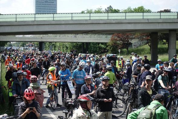 Tausende von Radfahrern warten auf dem mittleren Ring darauf, dass es weiter geht,