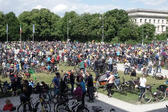 Nach der Ankunft auf dem Königsplatz sind Tausende von Menschen und Rädern auf den Grünflächen verteilt.