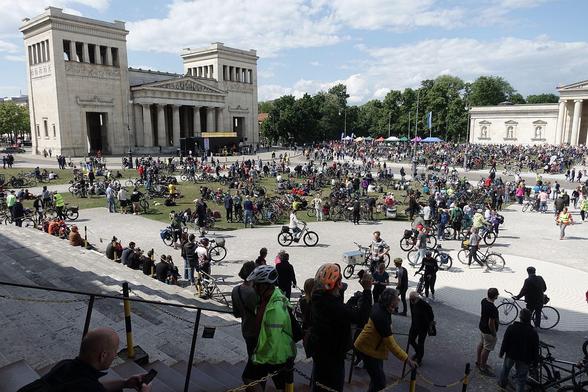 Veranstaltungsbühne vor den Propyläen. Davor locker verteilt viele Radfahrer.