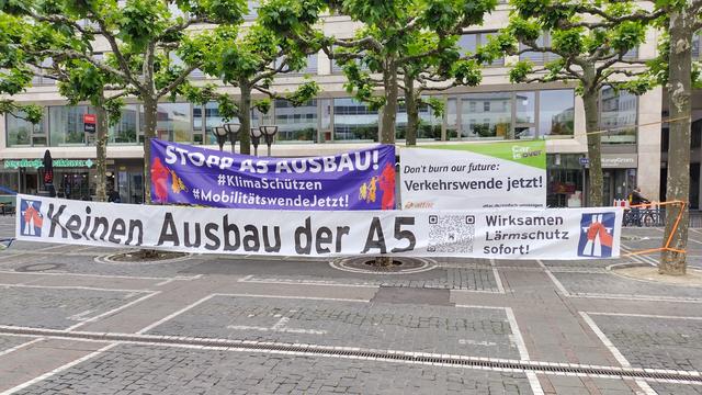 Transparente auf der Demo gegen den Ausbau der A5.