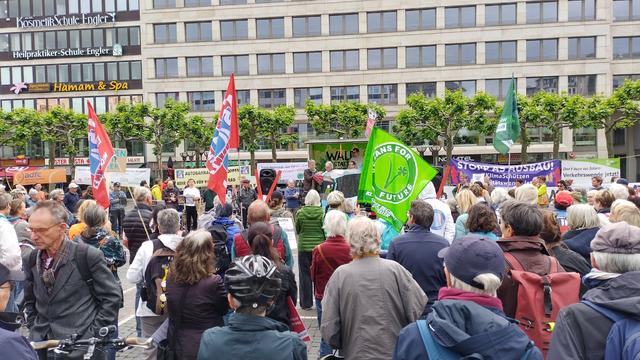 Viele Menschen auf der Demo gegen den A5-Ausbau.