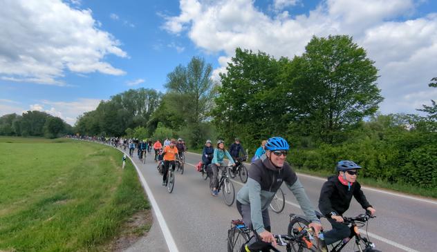 Straße voller fröhlicher Radler auf dem Weg nach München.