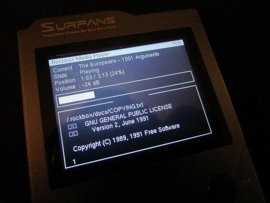 Surfans F20 audio player running Rockbox and showing GPLv2 license