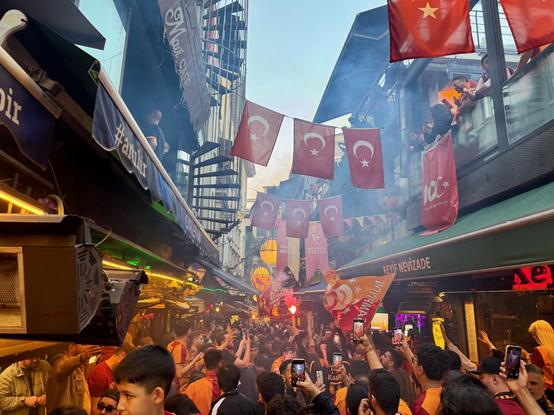 Glatasaray fans celebrating winning the league in nevizade street