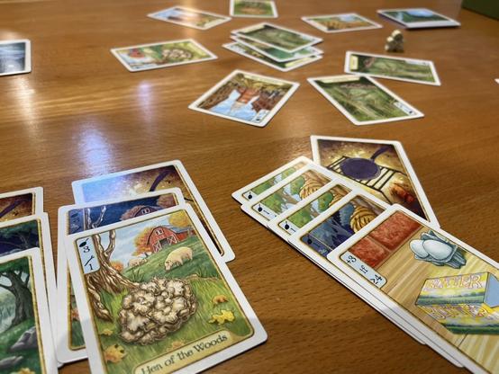El juego de cartas descrito.