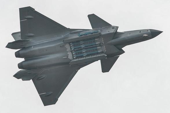 パキスタン軍が使用してインド軍機を撃墜か　中国製空対空ミサイル「PL-15」はなぜ長射程が実現できているのか？ 最大射程200～300キロメートル、AMRAAMを上回る長射程性能の仕組み(1/8) | JBpress (ジェイビープレス)