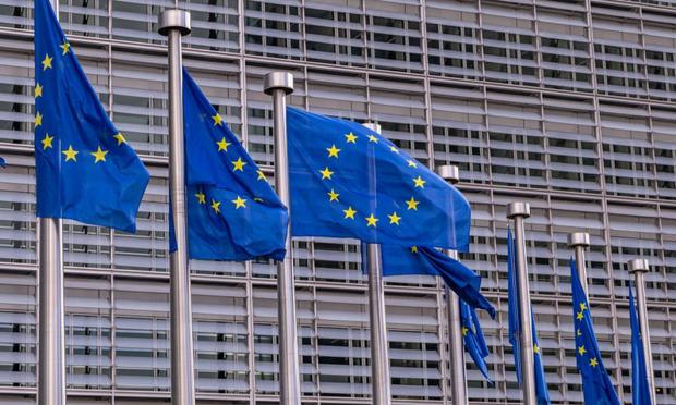 Banderas de Europa en el edificio Berlaymont, sede del poder ejecutivo en la Unión Europea. (Nicolas Economou)