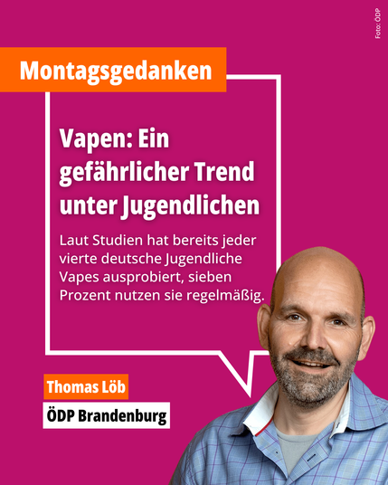 Foto von Thomas Löb vor magentafarbenem Hintergrund mit einer Sprechblase: „Vapen: Ein gefährlicher Trend unter Jugendlichen“. Laut Studien hat bereits jeder vierte deutsche Jugendliche E-Zigaretten ausprobiert, sieben Prozent nutzen sie regelmäßig. Die gesundheitlichen Risiken des Vapens rückt Thomas Löb im Montagsgedanken der ÖDP in den Fokus.