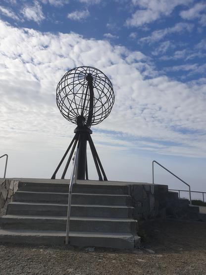 Das Nordkap-Kugel-Monument.
Weltkugel aus Metall.
Extrem einfallsreiches Ding.
Hier könnte meine Nachricht stehen.
Oder auch nicht.
