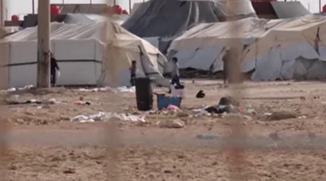 Des enfants au milieu d’un camp.