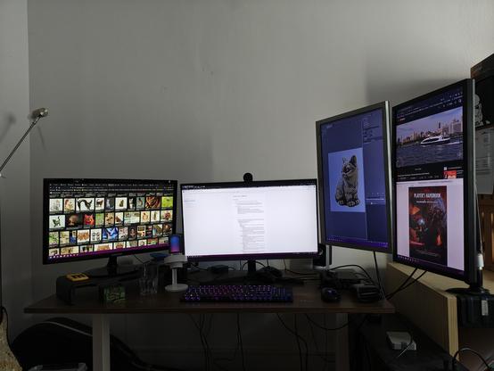 Monitore zeigen Web Search links, Google Docs Mitte, GIMP hochkant rechts, und ganz rechts YouTube und PDF-Anzeige