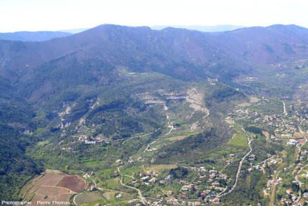 Paysage avec un cirque taillé dans des strates sédimentaires bien visibles. Arrière-plan bien distinct mais sans visibilité suffisante pour déterminer la nature du contact.