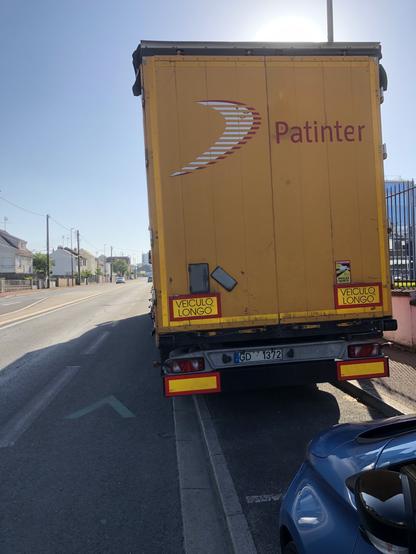 Camion stationné débordant sur une voie cyclable