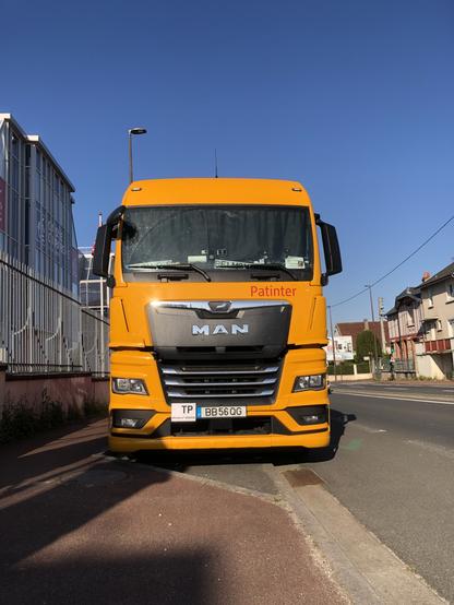 Camion stationné débordant sur une voie cyclable