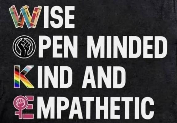 Das Wort WOKE untereinander geschrieben, die einzelnen Buchstaben bilden Wörter:
WISE
OPEN MINDED
KIND AND
EMPATHETIC
Die Anfangsbuchstaben sind bunt, das O von open mindet ist eine geballte Faust, das K von kind hat die Farben der vollständigen Pride Flagge und das E ist pink und ein Venusspiegel ist eingearbeitet.