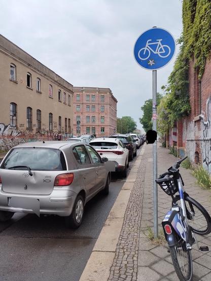 Spinnereistraße mit Autos auf dem Radweg soweit das Auge reicht.