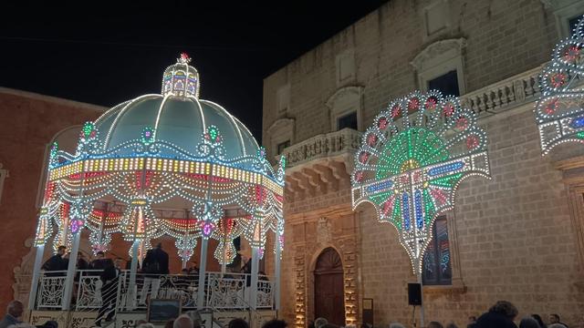 Cassarmonica e luminarie.