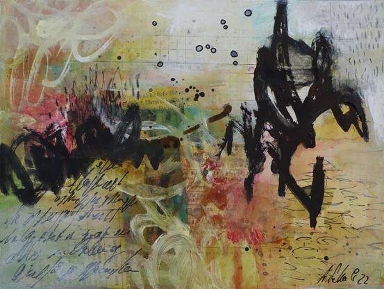 Kleines abstraktes Bild auf Holz mit alten Papieren, hellen, gelblichen Acrylfarben und Tuschen