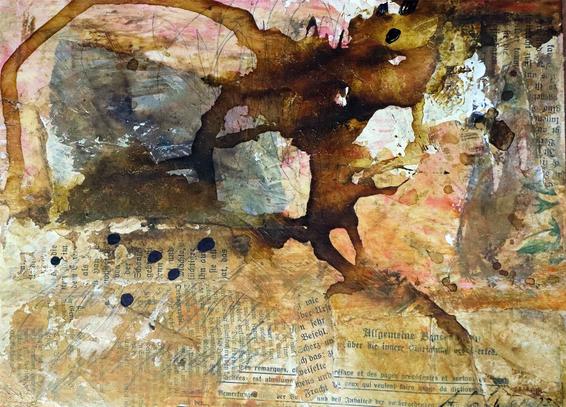 Kleines abstraktes Bild auf Holz. Alte Papiere, Acrylfarben in hellen Tönen mit markanten Strichen in brauner Tusche