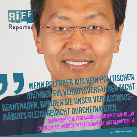Portraitfoto des bayerischen Verfassungsrichters Chan-jo Jun, dazu das Zitat: "Wenn Politiker aus rein politischen Gründen ein Verbotsverfahren nicht beantragen, bringen sie unser verfassungsmäßiges Gleichgewicht durcheinander."