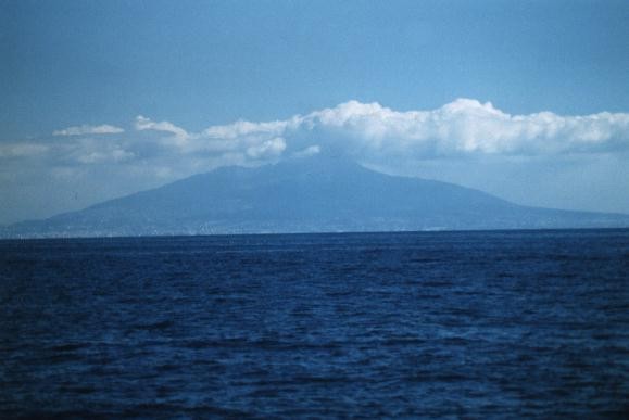 Die Insel Capri aus der Ferne von einer Fähre aus fotografiert.