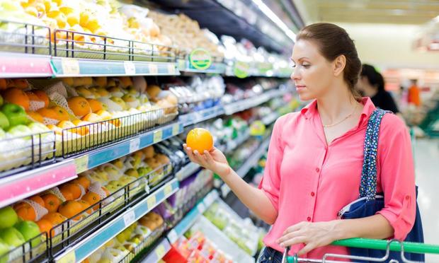 Imagen de una persona eligiendo fruta en el supermercado. (Getty Images/iStockphoto)