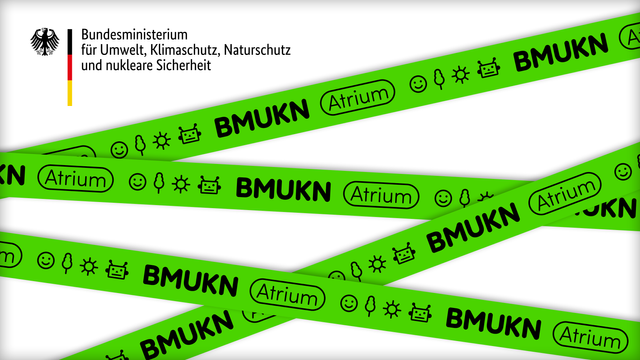 Keyvisual des Bundesministerium für Umwelt, Klimaschutz, Naturschutz und nukleare Sicherheit BMUKN für die republica. Darauf ist grünes Absperrband mit der Aufschrift BMUKN zu erkennen, außerdem einige Symbole: ein Smiley, ein Baum, eine Sonne und ein Roboter.