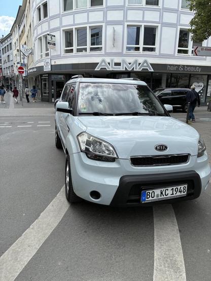 Pkw auf Radfahrstreifen geparkt
