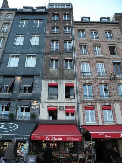 Maison à #Honfleur (#Calvados) Construction XVIe siècle. Façades et toitures (cad. AI 243) : inscription par arrêté du 6 mars 1933.
Suite 👉 https://monumentum.fr/monument-historique/pa00111412/honfleur-maison
#Patrimoine #MonumentHistorique
Photo CC-BY-SA 4.0 : Pymouss