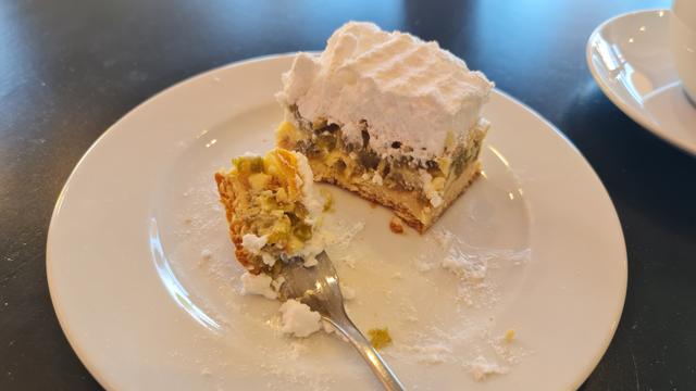 Halb gegessen stück kuchen auf teller
