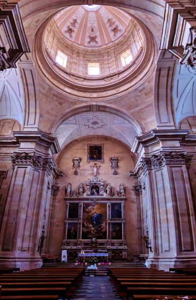 ๐ฃ๐ถ๐ฐ๐๐๐ฟ๐ฒ ๐๐ฒ๐๐ฐ๐ฟ๐ถ๐ฝ๐๐ถ๐ผ๐ป (๐๐ป๐ด): The interior of a Spanish Baroque church in the city of Salamanca. We see the chancel and the dome crowning the transept, as well as the pews where worshippers sit during religious ceremonies. In the background, on the altar, there is a pictorial altarpiece with several Baroque masterworks, the largest and most important of which, dedicated to the Virgin Mary, stands out in the center.
๐๐ฒ๐๐ฐ๐ฟ๐ถ๐ฝ๐ฐ๐ถ๐ผฬ๐ป (๐๐๐ฝ): El interior de una iglesia espaรฑola de estilo barroco de la ciudad de Salamanca. Vemos el prebiterio y la cรบpula que corona el crucero, asรญ como los bancos donde se sientan los creyentes durante las ceremonias religiosas. Al fondo, en el altar, hay un retablo pictรณrico con varias obras maestras del barroco, destacando en el centro la mรกs grande e importante, dedicada a la virgen Marรญa.