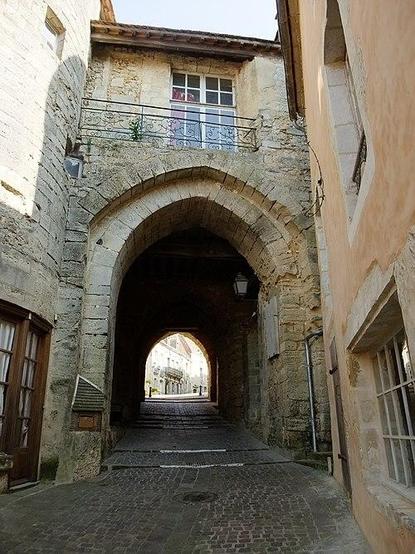Ville Close à #Bellême (#Orne) Construction XVe siècle. Porche : inscription par arrêté du 19 mai 1937.
Suite 👉 https://monumentum.fr/monument-historique/pa00110744/belleme-ville-close
#Patrimoine #MonumentHistorique
Photo CC-BY-SA 4.0 : Davitof
