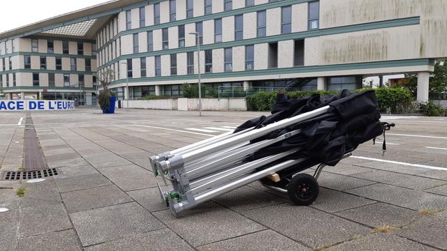 Démonstration de remorque pratique pour transporter un objet encombrant comme ce barnum / tonnelle, place de l'Europe, Hérouville Saint-Clair.