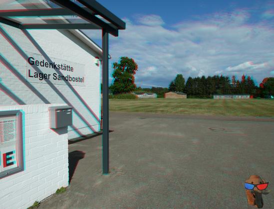 3D-Foto:
Ausstellungsgebäude (Schrift an der Wand:
"Gedenkstätte Lager Sandbostel"
Blick über das Gelände mit Baracken.