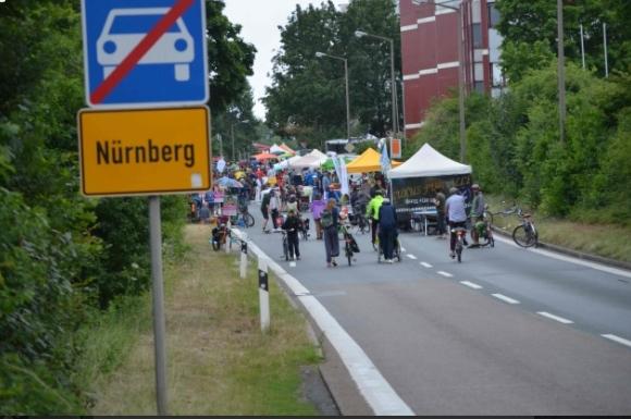 Menschenmenge auf der Stadtautobahn in Nürnberg
