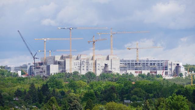 Industriebauten und Kräne