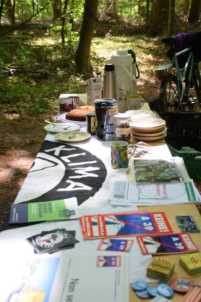 Infotisch mit Flyern, Banner, Kaffee und Kuchen