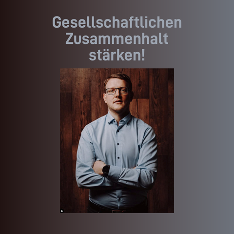 Porträt eines Mannes mit Brille in hellblauem Hemd, der mit verschränkten Armen vor einer Holzvertäfelung steht. Über dem Bild steht in großer, grauer Schrift auf dunklem Hintergrund: „Gesellschaftlichen Zusammenhalt stärken!“