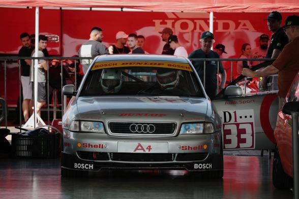 Visão dianteira de um Audi A4 preparado para trackday