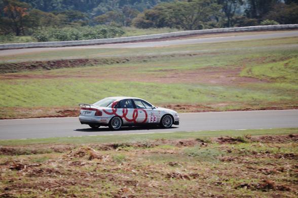 Audi A4 preparado para trackday andando no autódromo raceville