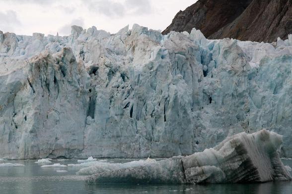Kalbende Gletscherfront in Svalbard, Spitzbergen, Norwegen