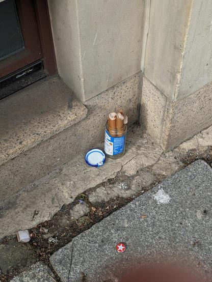 Ein Glas mit scheinbar abgebissenen Würstchen.