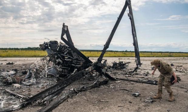Un militar ucraniano observa fragmentos del helicóptero militar ruso Ka-52 "Alligator", destruido por el ejército ucraniano cerca de Kiev, Ucrania, el 8 de julio de 2022. (Maxym Marusenko/NurPhoto via Getty Images)
