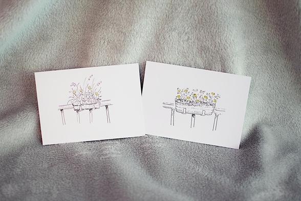 Zwei Postkarten mit je einem bepflanzten Blumentopf am Geländer
s/w, farbige Akzente

Two postcards, each with a planted flower pot on the railing
b/w, color accents
